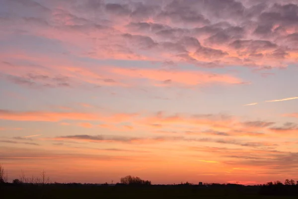 Dramático amanecer en las tierras agrícolas holandesas, Groningen, cerca de Stroobos — Foto de Stock