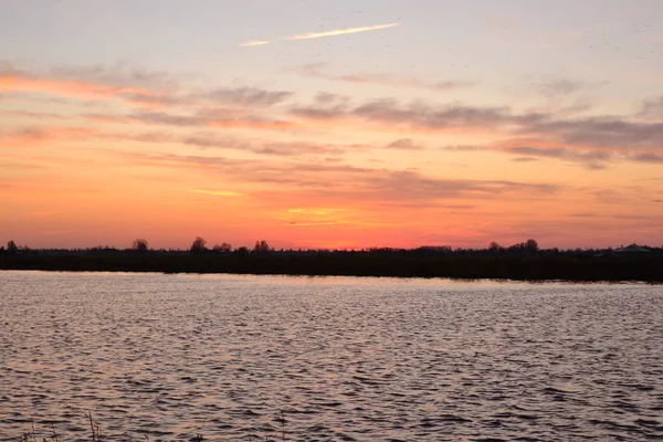 Dramático amanecer en el canal holandés, Groningen, cerca de Stroobos — Foto de Stock