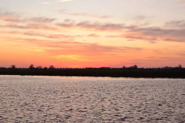 Dramático amanecer en el canal holandés, Groningen, cerca de Stroobos — Foto de Stock