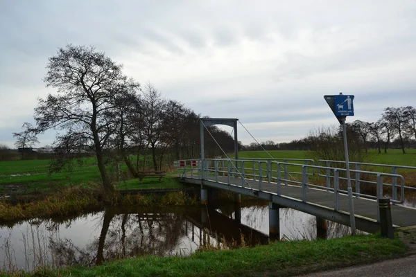 Molnig dag, vy över vattenbruksmark i Doezum, namngiven doezumertocht nära Groningen — Stockfoto