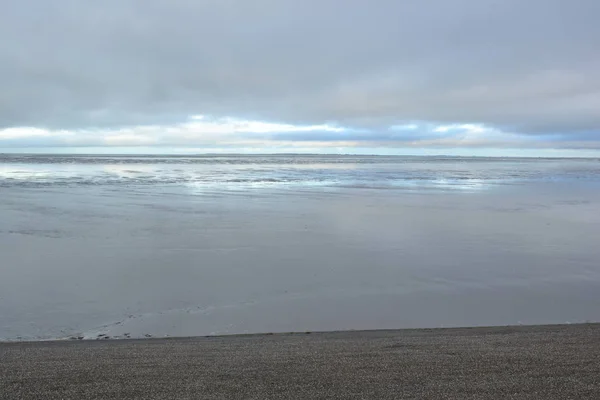 Песчаные квартиры во время отлива приливного моря Вадденси близ Моддергата, Нидерланды — стоковое фото