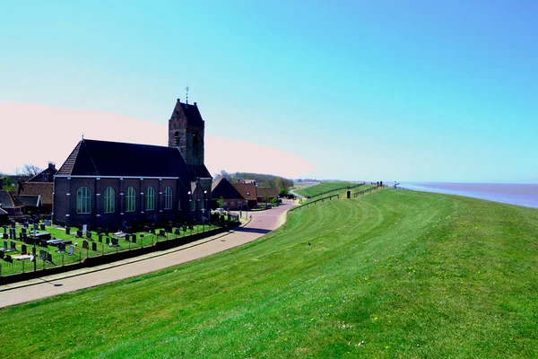 Wierum, Friesland adında küçük bir köyde küçük bir kilise. Hollanda..