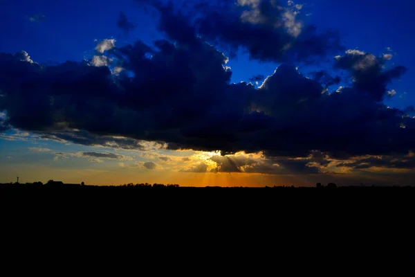 Rayos Crepusculares Rayos Sol Sobre Campo Holandés Una Noche Primavera — Foto de Stock