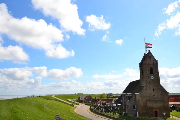 Wierum, Friesland adında küçük bir köyde küçük bir kilise baharda Hollanda