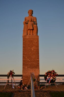 Kollumerpomp, Hollanda, 4 Mayıs 2020 Hollanda Ulusal Anma Günü Coronavirus salgını yüzünden izleyiciler olmadan sessizce kutlandı. Friesland, Hollanda