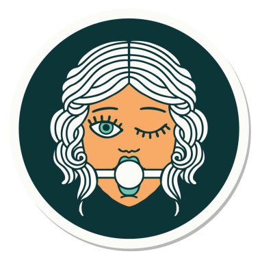 Geleneksel stil dövmeli, göz kırpan kadın yüzü, top şakası takıyor.