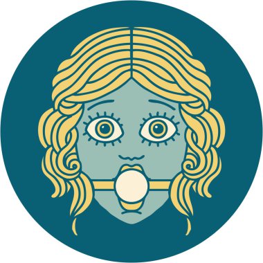 İkonik dövme stili. Kadın yüzü top şakası takıyor.