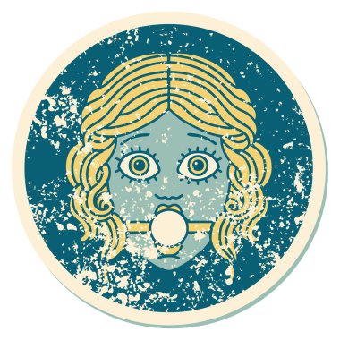 İkonik sıkıntılı dövme stili kadın yüzü top şakası takıyor.