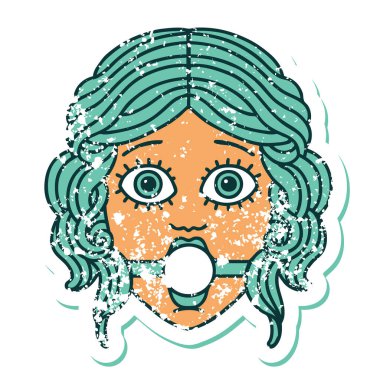 İkonik sıkıntılı dövme stili kadın yüzü top şakası takıyor.