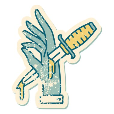 Elindeki hançerin sembolik dövmeli görüntüsü.