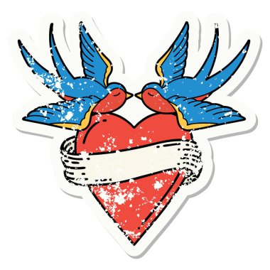 Geleneksel kırlangıç stiliyle dövmesi ve sancaklı bir kalbi var.