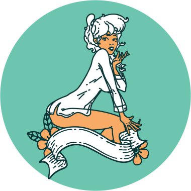 İkonik dövme stili. Poster kızı pankartı olan bir gömlek giyiyor.