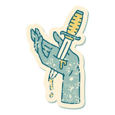 Elindeki hançerin sembolik dövmeli görüntüsü.