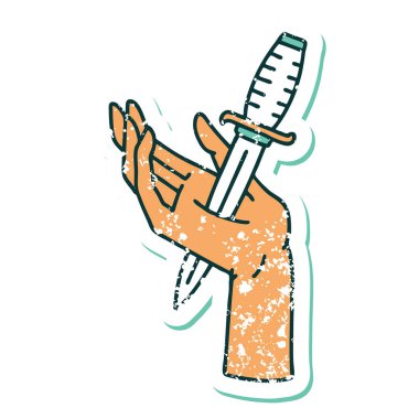 Elindeki hançerin sembolik dövmeli görüntüsü.