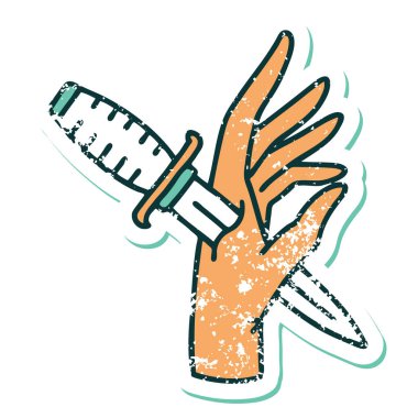 Elindeki hançerin sembolik dövmeli görüntüsü.