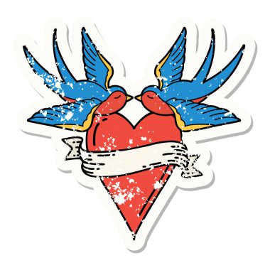 Geleneksel kırlangıç stiliyle dövmesi ve sancaklı bir kalbi var.