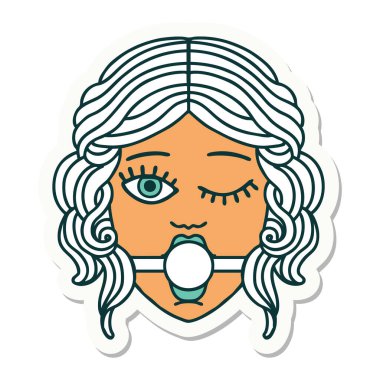 Geleneksel stil dövmeli, göz kırpan kadın yüzü, top şakası takıyor.