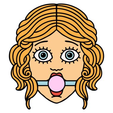 Geleneksel kadın yüzlü dövme top şakası takıyor.