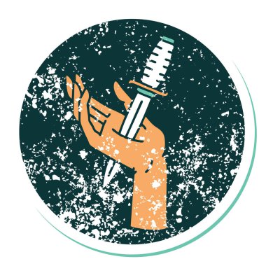 Elindeki hançerin sembolik dövmeli görüntüsü.