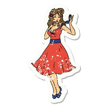 Geleneksel stil afiş dövmesi yaptırmış, şaşırmış bir kız.