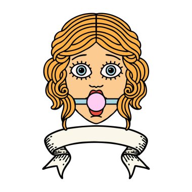 Geleneksel dövmeli, kadın yüzü dövmeli, top şakası takıyor.