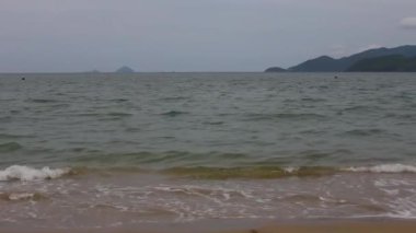 Öğleden sonra dağlı deniz manzarası