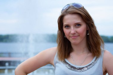 Manzaranın arka planında bir kız