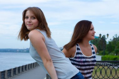 Manzaranın arkasında iki kız