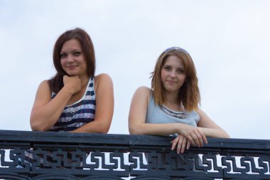 Manzaranın arkasında iki kız