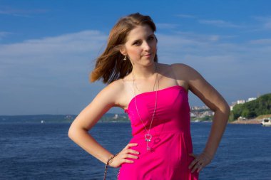 Manzaranın arka planında bir kız