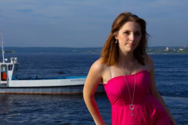 Manzaranın arka planında bir kız