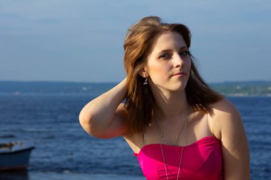 Manzaranın arka planında bir kız