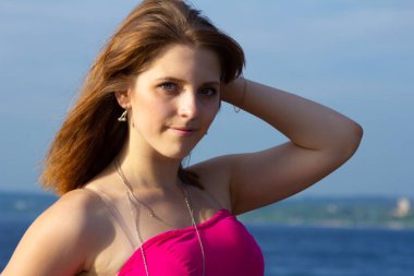 Manzaranın arka planında bir kız