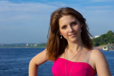 Manzaranın arka planında bir kız