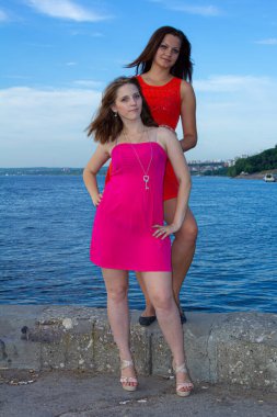 Gezinti güvertesinde iki kızın portresi