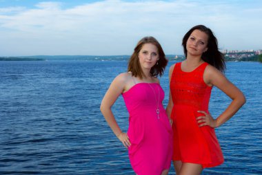 Gezinti güvertesinde iki kızın portresi