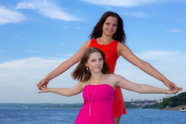 Gezinti güvertesinde iki kızın portresi