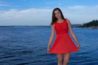 Manzaranın arka planında bir kız