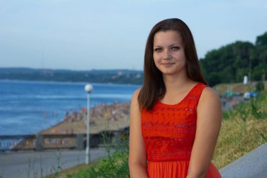 Manzaranın arka planında bir kız