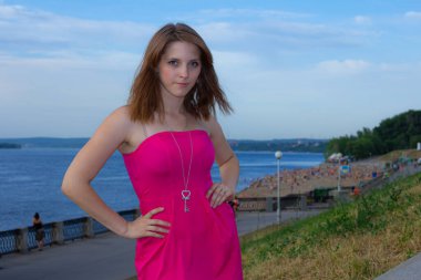 Manzaranın arka planında bir kız