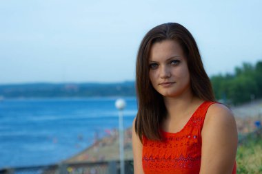 Manzaranın arka planında bir kız