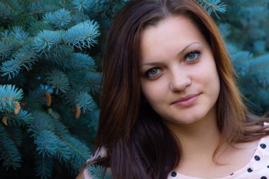 Bitkinin arka planında bir kızın portresi