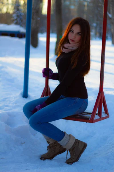 Portret Van Een Meisje Een Winteravond Meisje Zit Een Schommel — Stockfoto