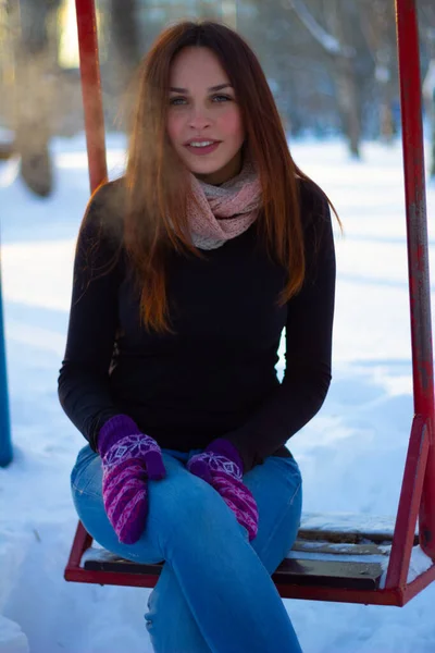 Retrato Uma Menina Uma Noite Inverno Menina Sentada Balanço — Fotografia de Stock