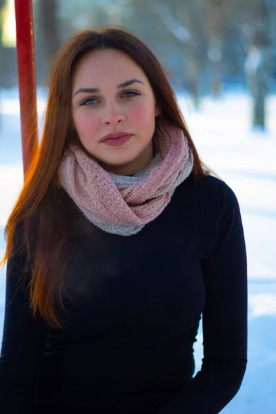 Retrato Uma Menina Uma Noite Inverno Menina Sentada Balanço — Fotografia de Stock