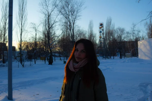 Portret Van Een Meisje Een Winteravond — Stockfoto