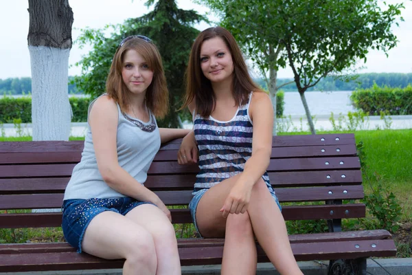 Bankta oturan iki kız.