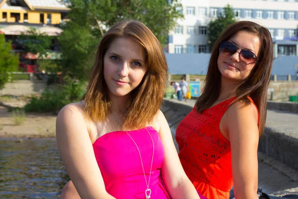 Gezinti güvertesinde iki kızın portresi