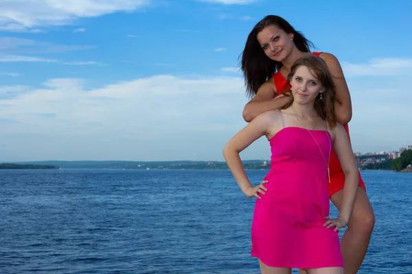 Gezinti güvertesinde iki kızın portresi