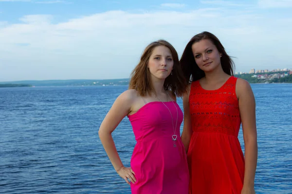 Gezinti güvertesinde iki kızın portresi